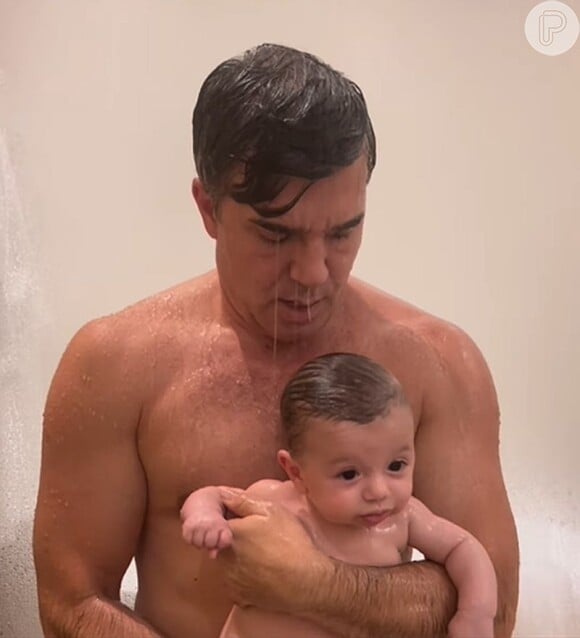 Jarbas Homem de Mello garantiu que o filho adorou o banho de chuveiro com o papai
