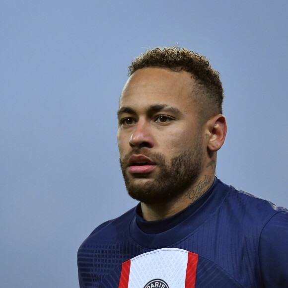 Neymar ficou com Sophia Barclay mesmo depois que ela se recusou a assinar o contrato, diz a influenciadora