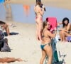 Cissa Guimarães elegeu biquíni de lacinho para curtir praia