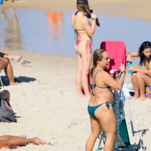 Cissa Guimarães elegeu biquíni de lacinho para curtir praia