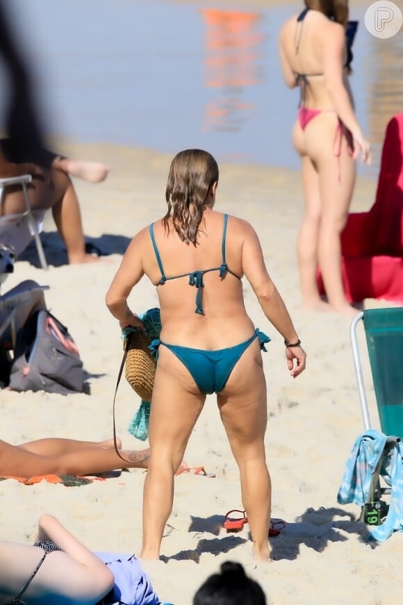 Cissa Guimarães exibiu corpo enxuto em dia de praia