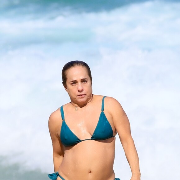 Cissa Guimarães deu a famosa 'ajeitadinha' no biquíni ao sair do mar