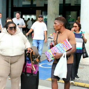 Jojo Todynho conversou com um vendedor ambulante, que vendia balas na saída do aeroporto