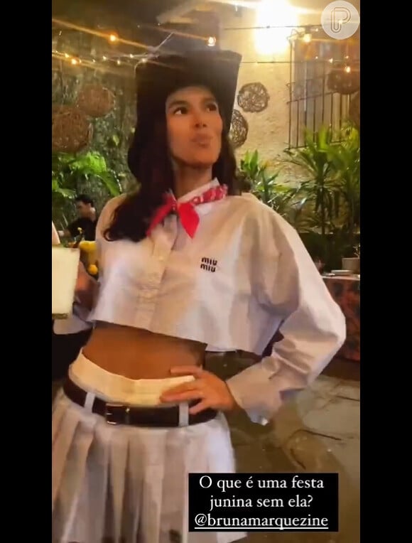 Bruna Marquezine usou um look da grife Miu Miu em festa junina com famosos