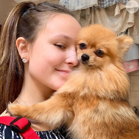 Larissa Manoela compartilhou fotos com sua pet, que morreu de forma inesperada