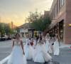 Vídeo viral de família usando vestidos de noiva em público ultrapassou 8 milhões de views 
