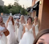 Família de Texas viralizou nas redes com vídeo em que aparecem usando vestidos de noiva ao ar livre 