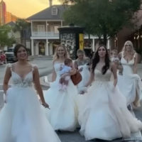 Família viraliza ao ir a restaurante com looks de noiva: 'Nosso vestido mais caro merece ser usado mais de uma vez'
