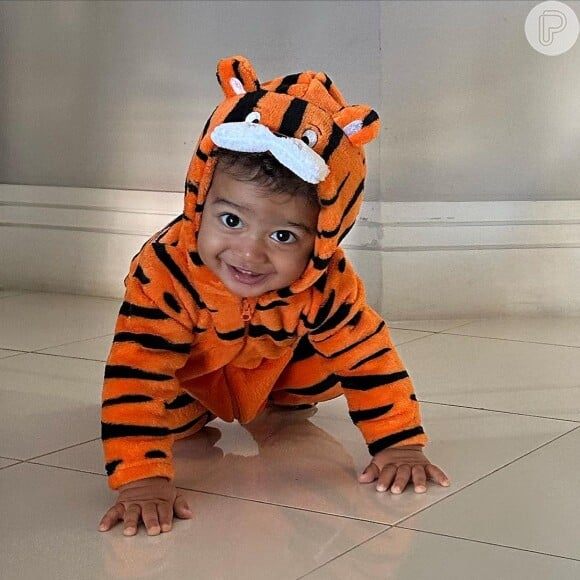 Viviane Araujo sobre o filho: 'Dez meses do amor mais lindo do mundo! Nosso baby Joca tigrão!'