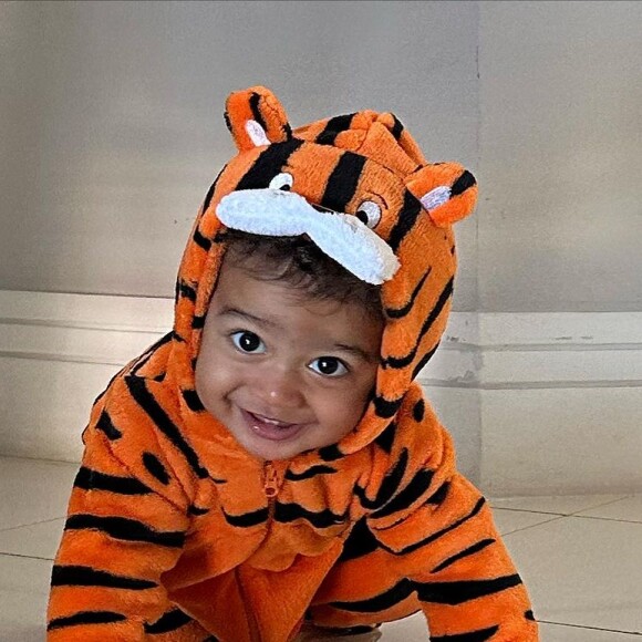 Viviane Araujo sobre o filho: 'Dez meses do amor mais lindo do mundo! Nosso baby Joca tigrão!'