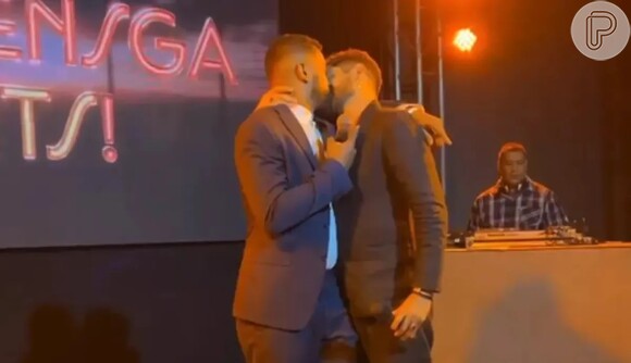 Samuel de Assis e Alejandro Claveaux se beijaram em festa de 'Renga Hits'