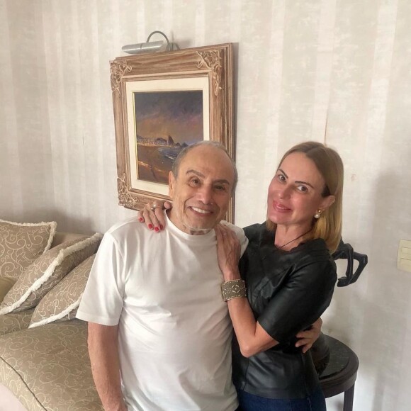 Esposa de Stênio Garcia revelou que o ator ainda seguirá com um tratamento para dor na coluna