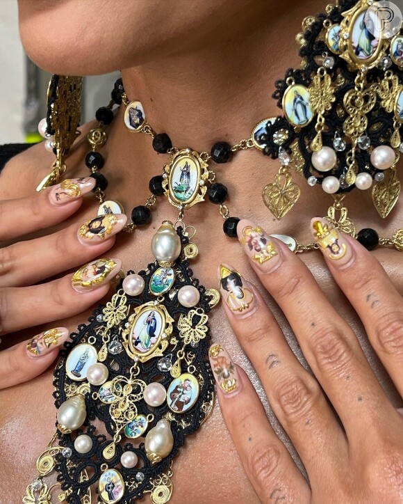As joias usadas por Anitta com motivo religioso