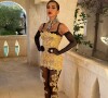 Anitta apostou em muita renda dourada em seu look