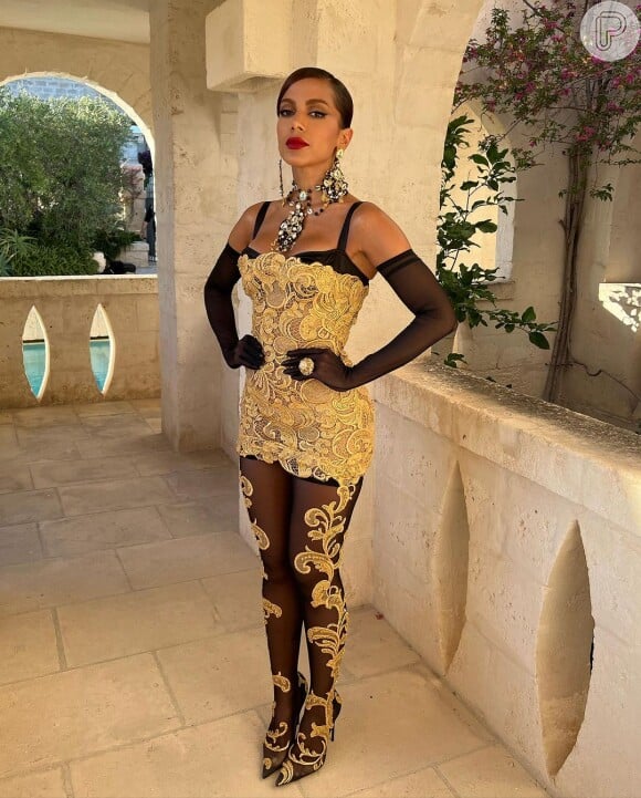 Anitta apostou em muita renda dourada em seu look