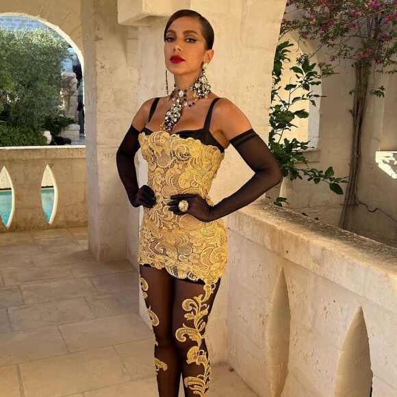 Anitta apostou em muita renda dourada em seu look