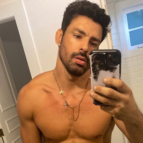 Cauã Reymond posta foto sem camisa, mostra corpo sarado, mas é a sua capa de celular que chama a atenção.