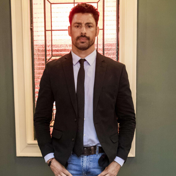 Cauã Reymond viverá com Caio fortes emoções em 'Terra e Paixão' ao cogitar a possibilidade de sua mãe estar viva.