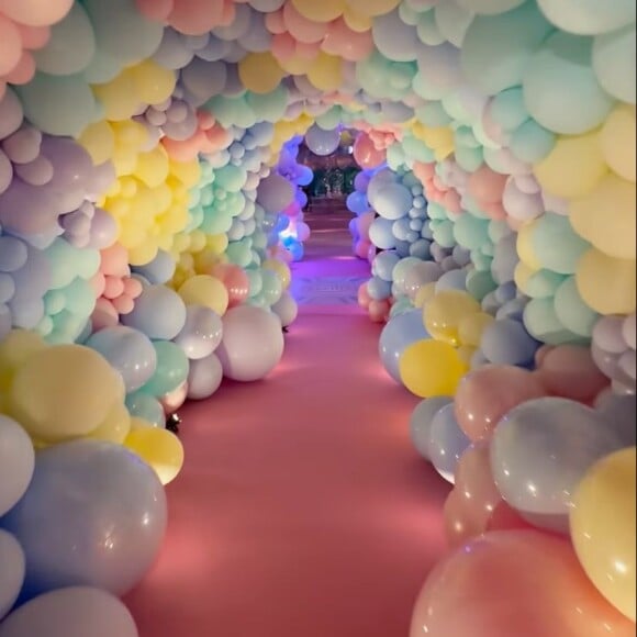 Entrada da festa de Cecília foi feita com um túnel de balões