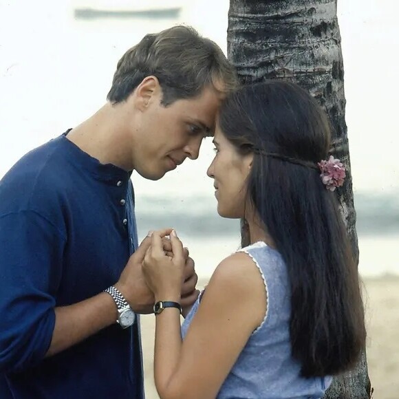 Na novela 'Mulheres de Areia', Marcos (Guilherme Fontes) se apaixona por Ruth (Gloria Pires), mas se casa com Raquel (Gloria Pires)