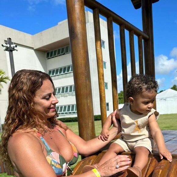 Viviane Araujo realizou a lipoaspiração 10 meses após o nascimento de Joaquim