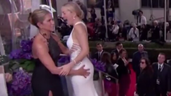 Globo de Ouro: Jennifer Aniston dá tapa no bumbum de Kate Hudson. 'Irresistível'