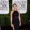 Jennifer Aniston escolheu um vestido preto Saint Laurent para o Globo de Ouro 2015