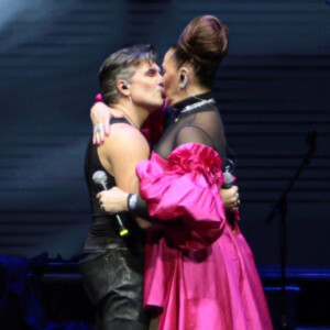 Claudia Raia beijou o marido, Jarbas Homem de Mello, em peça do artista em homenagem ao grupo Queen, em teatro de SP nesta quarta-feira, 12 de julho de 2023