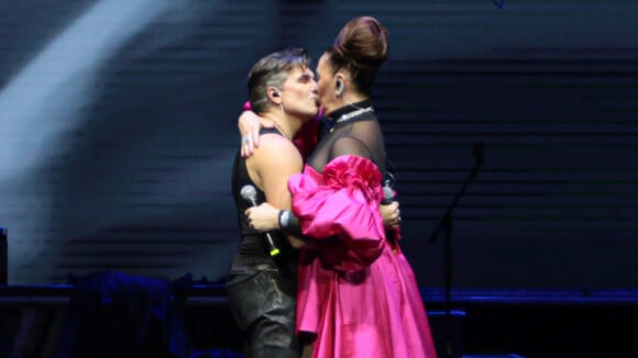Claudia Raia beija marido, Jarbas Homem de Mello, e arrasa em look barbiecore na volta aos palcos após ser mãe pela 3ª vez