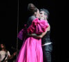 Claudia Raia deu beijo no marido, Jarbas Homem de Mello, em peça do artista em homenagem ao grupo Queen, em teatro de SP nesta quarta-feira, 12 de julho de 2023