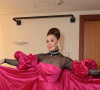Claudia Raia apostou em um vestido curto com capa e mangas bufantes barbiecore para sua volta aos palcos