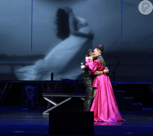 Claudia Raia dividiu o palco com o marido, Jarbas Homem de Mello, em musical do artista em homenagem ao grupo Queen