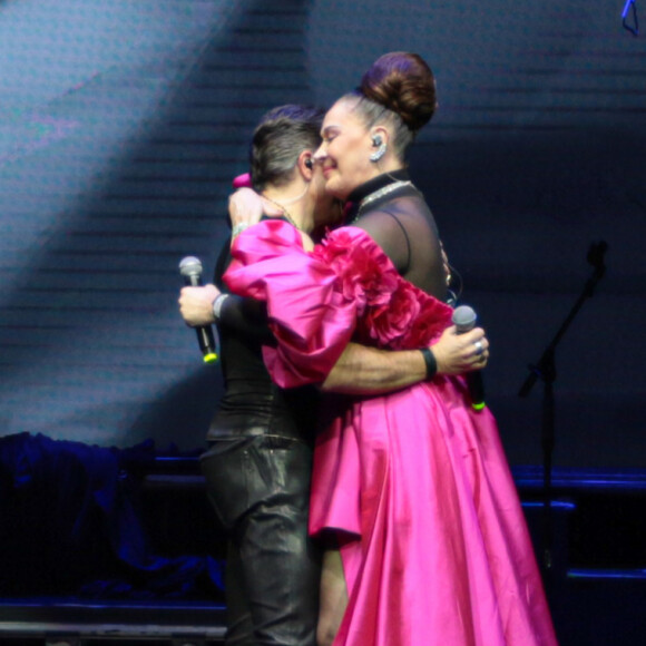 Claudia Raia dividiu o palco com o marido, Jarbas Homem de Mello, em musical do artista em homenagem ao grupo Queen