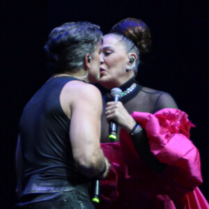 Claudia Raia deu beijo no marido, Jarbas Homem de Mello, em musical do artista em homenagem ao grupo Queen, em teatro de SP nesta quarta-feira, 12 de julho de 2023