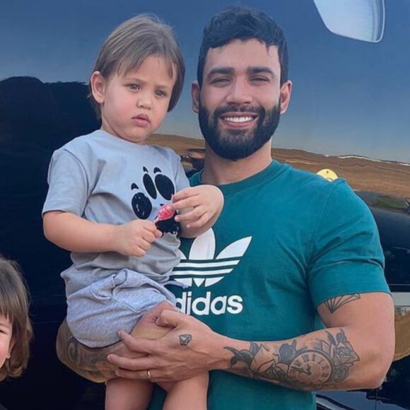 Cantor em questão teria dois filhos do casamento e estaria à espera de um terceiro, fruto de uma traição