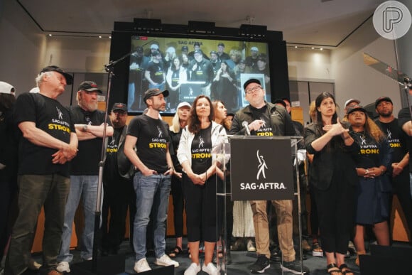 O sindicato SAG-AFTRA se reuniu e decidiu entrar em greve para melhorar as condições de trabalho deles e dos roteiristas nos Estados Unidos. 