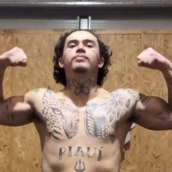 Whindersson Nunes exibe transformação impressionante no corpo para luta e web nota 'detalhe' em cueca: 'Pode lutar armado?'