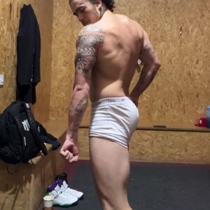 Whindersson Nunes valorizou os músculos em vídeo publicado em seu perfil no Instagram