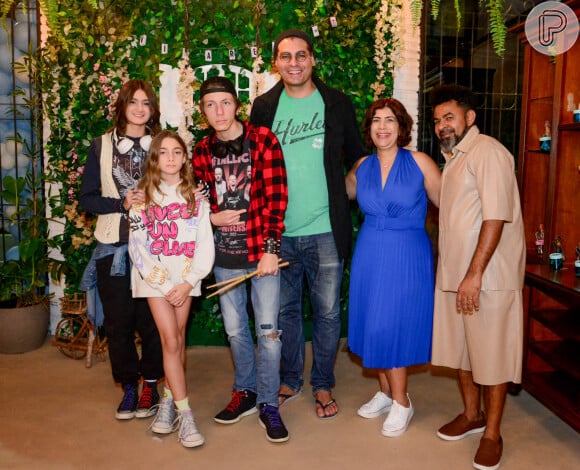 Thiago Lacerda com as filhas e os pais do ator mirim Levi Asaf.