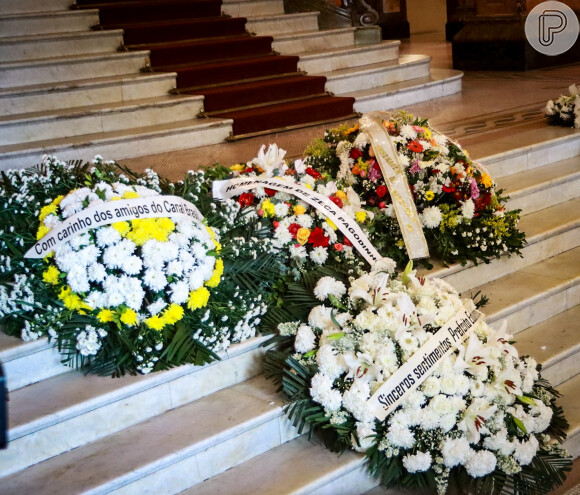 João Donato recebeu diversas homenagens da classe artística; entre elas, uma coroa de flores de Zeca Pagodinho