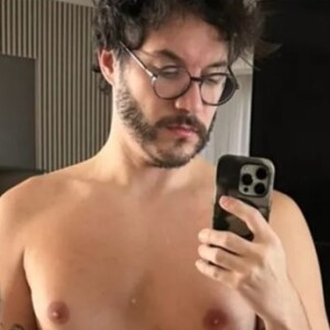 Eliezer foi questionado se tinha posto silicone por causa do tamanho da mama