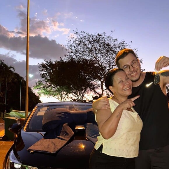 João Gustavo, irmão de Marília Mendonça, ganhou um Chevrolet Cruze de presente de aniversário da mãe, Dona Ruth