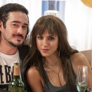 Marcos Veras faz parceria com a atriz Flora Camolese na novela 'Vai na Fé'