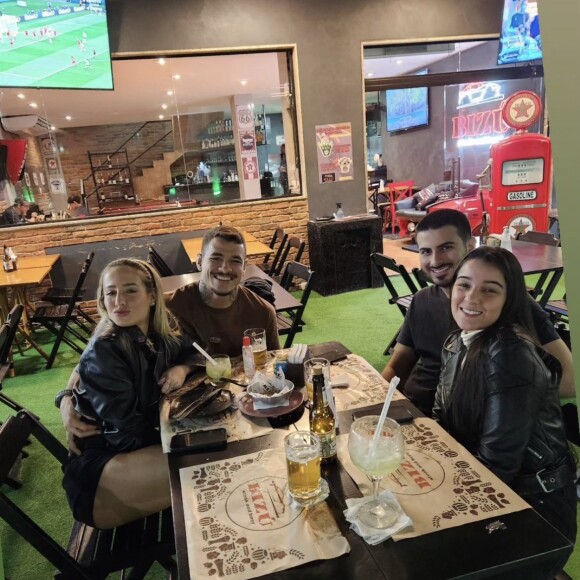 Mãe de Bruna Griphao publicou uma foto da filha com o novo affair
