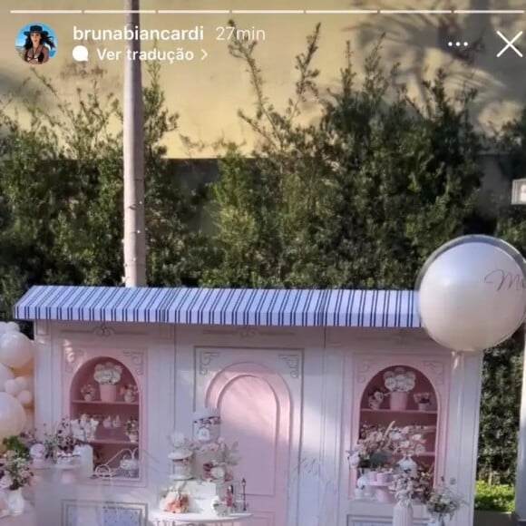 Chá de bebê da filha de Neymar teve decoração nos tons rosa e dourado