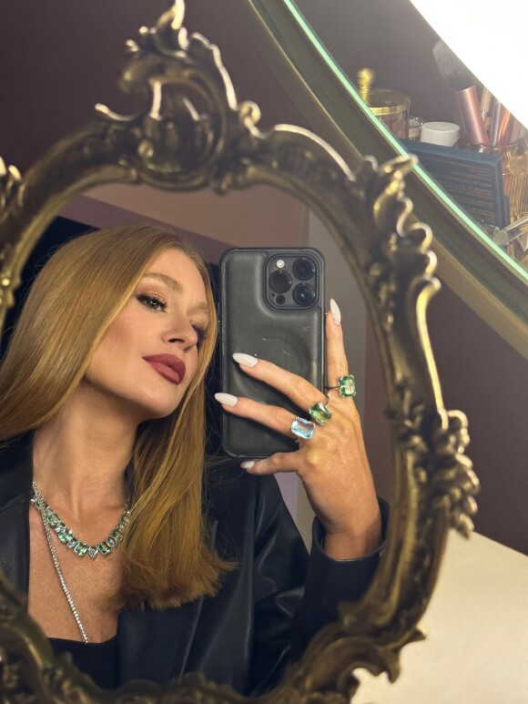 Novela 'Fuzuê': Alice Camargo não deve ter podido tingir o cabelo para ficar na cor do de Marina Ruy Barbosa por ter apenas dez anos e processo ser bastante agressivo