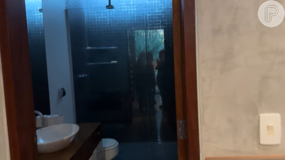 Viih Tube e Eliezer, pais de Lua, mostram um dos banheiros do closet do casal em nova mansão