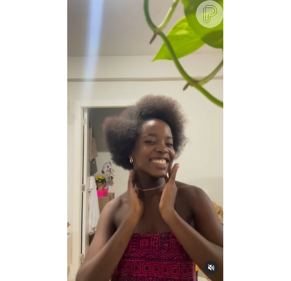 Clara Moneke mostrou seu cabelo natural, já descaracterizada de Kate e os fãs de 'Vai na Fé' sofreram com a despedida.