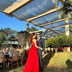 Rafa Kalimann publicou foto com o namorado Antonio Bernardo no casamento de sua mãe.