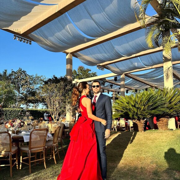Rafa Kalimann publicou foto com o namorado Antonio Bernardo no casamento de sua mãe.